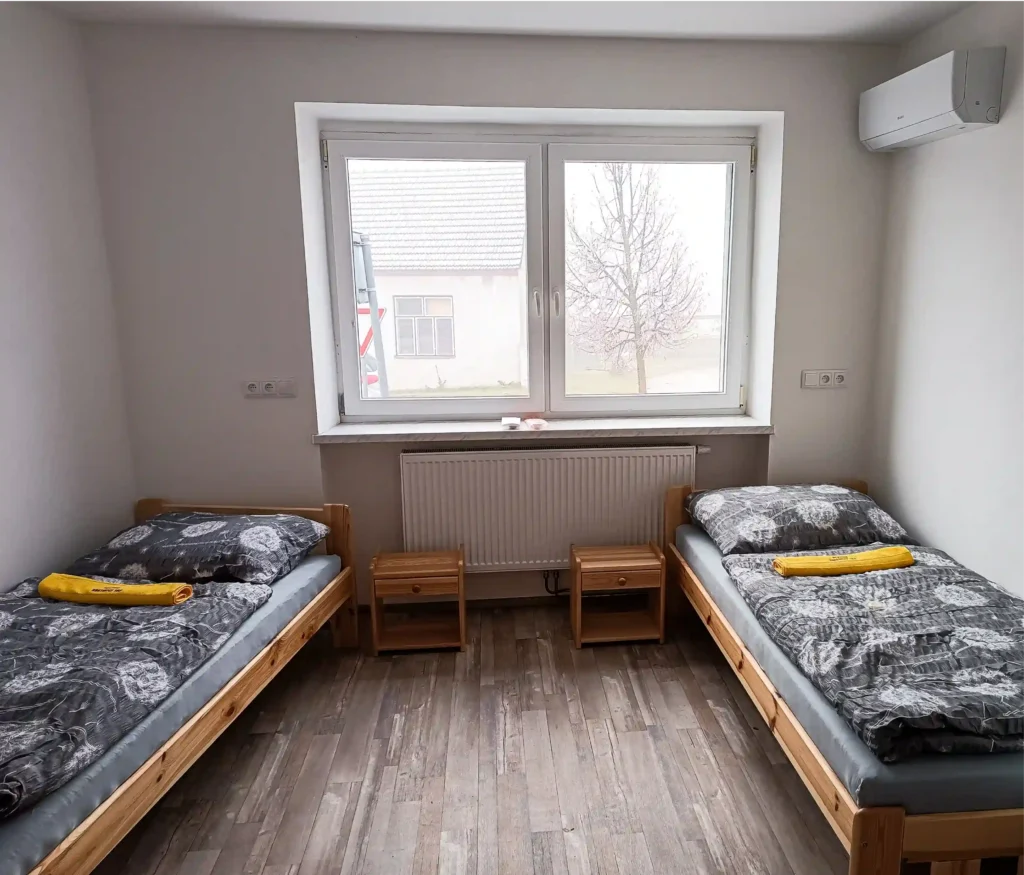 Postele ve dvoulůžkovém apartmánu