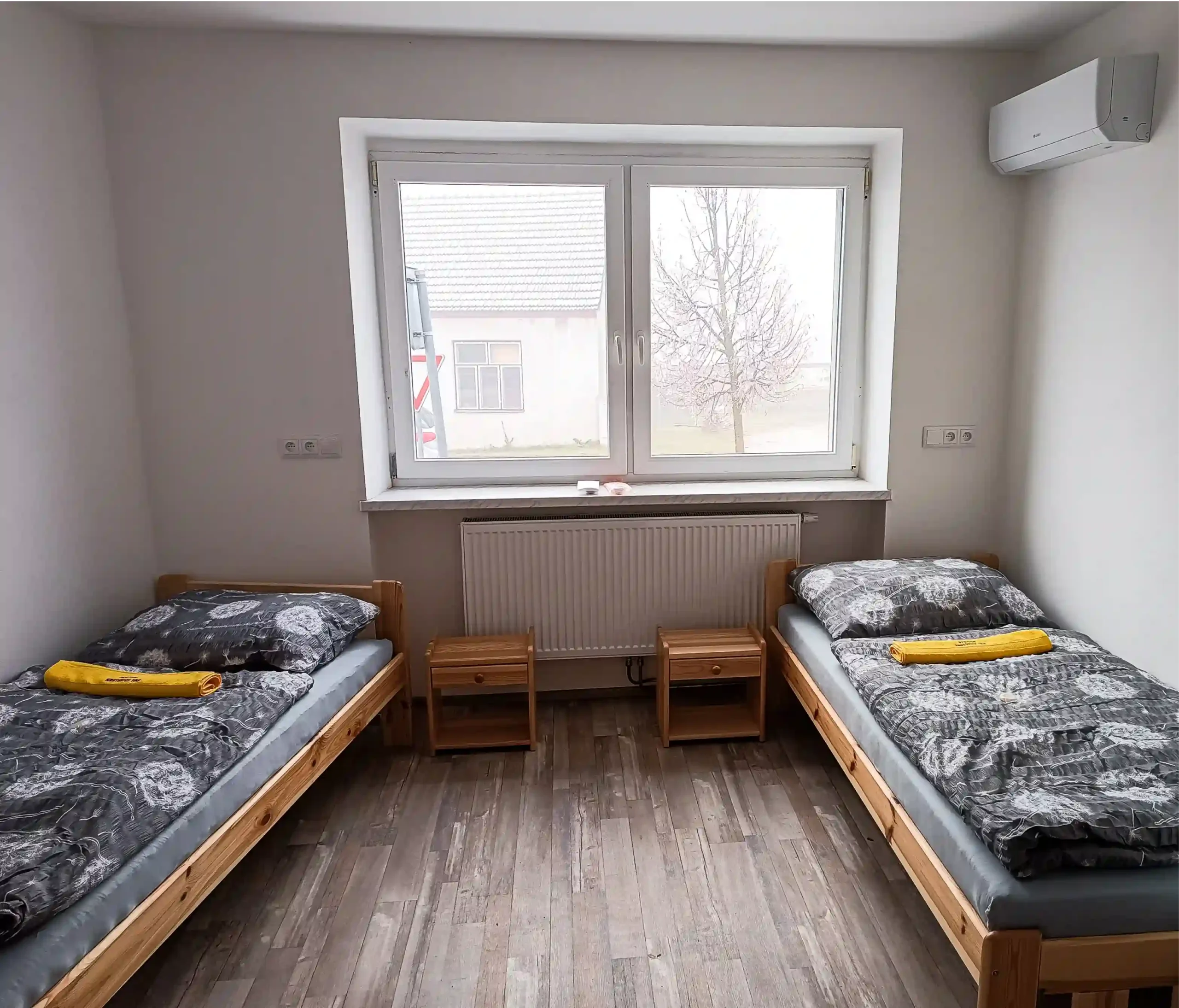 Postele ve dvoulůžkovém apartmánu