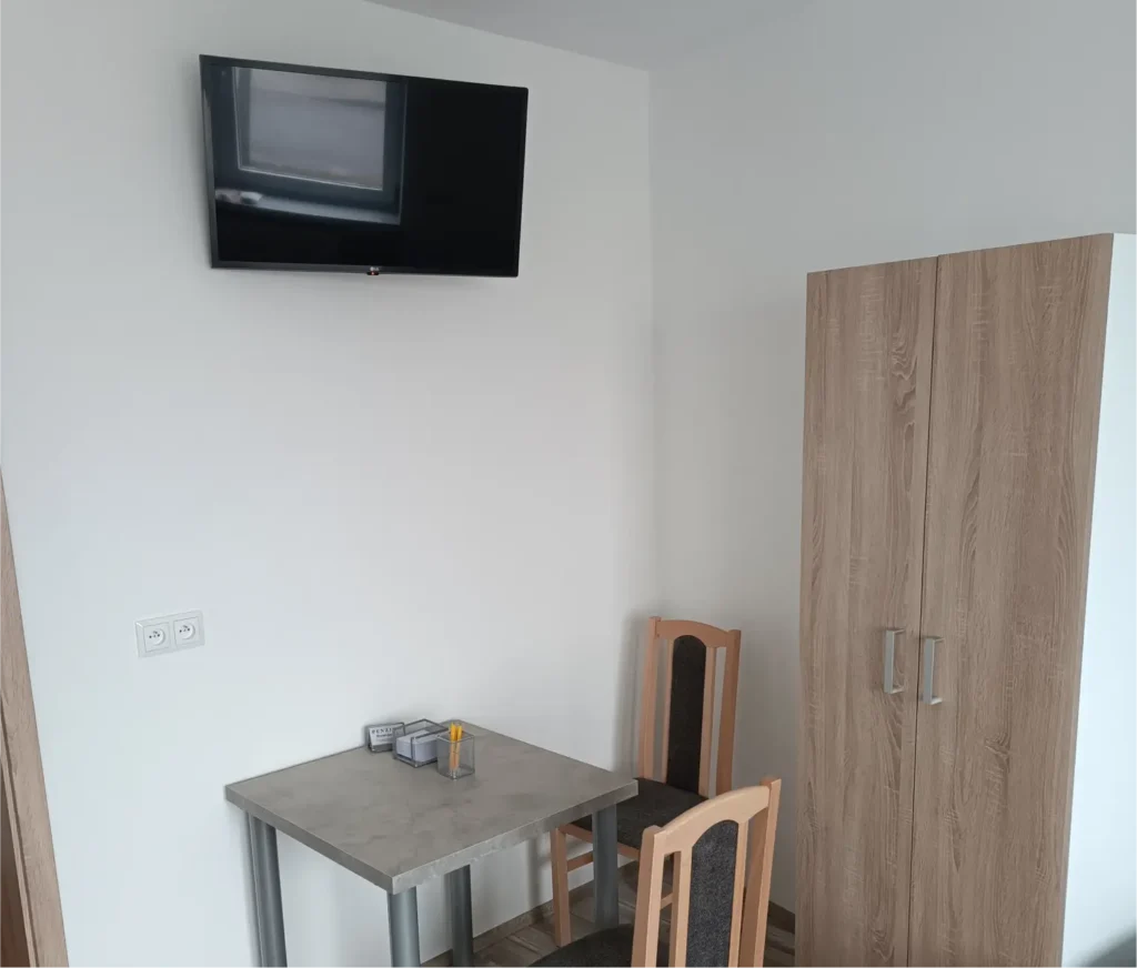 Stůl, židle, TV, skříň