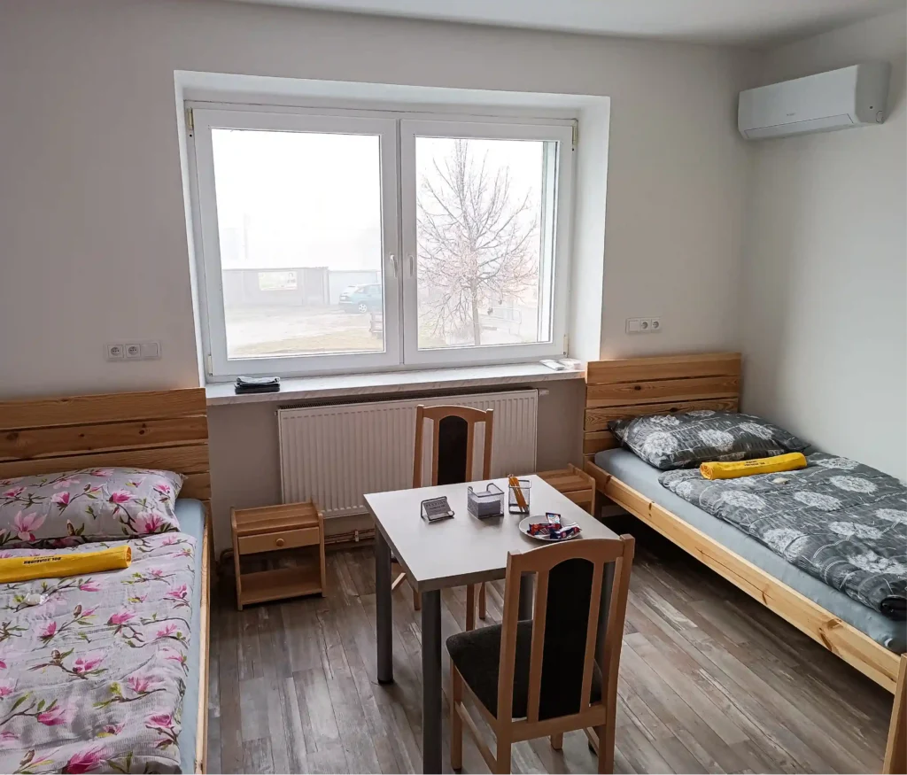 Postele ve dvoulůžkovém apartmánu