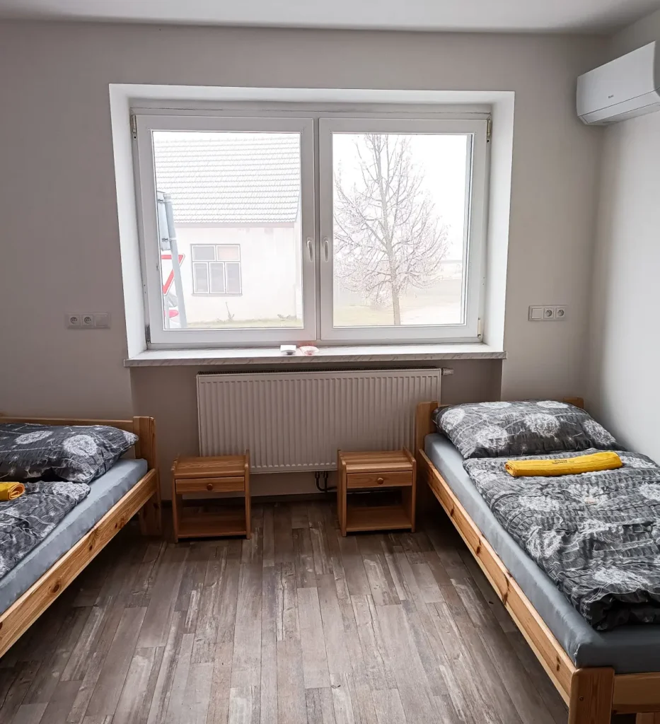 Postele v dvoulůžkovém apartmánu